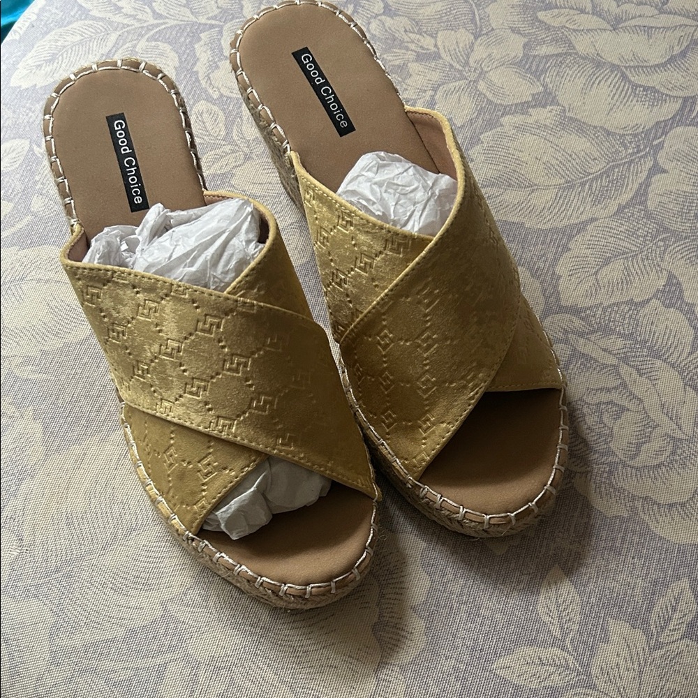 NWT women’s sandals never worn !! 8.5 ⭐️4/ for 25